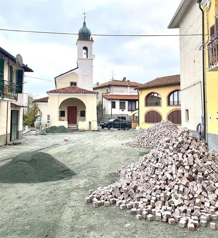 Roccavignale, restyling di piazza Madonna degli Angeli: sopralluogo dell'assessore regionale Scajola