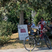 Troppo caldo in spiaggia? A Finale ecco improvvisato un picnic all'ombra nelle aiuole del centro