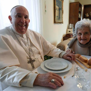 Nella foto papa Francesco nella sua recente visita a Portacomaro (Asti), a pranzo con la cugina Carla Rabezzana