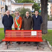 Celle, inaugurata sulla passeggiata Carlo Russo una panchina contro la violenza sulle donne (FOTO)