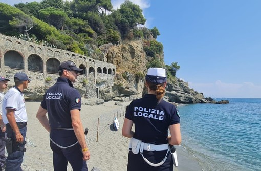 Caduta massi ad Albisola, il sindaco ordina ai coniugi russi di mettere in sicurezza il costone sopra la spiaggia