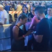 Proposta di matrimonio al concerto degli 883, il sì di Valentina a Sergio sulle note di &quot;Una canzone d'amore&quot; (VIDEO)