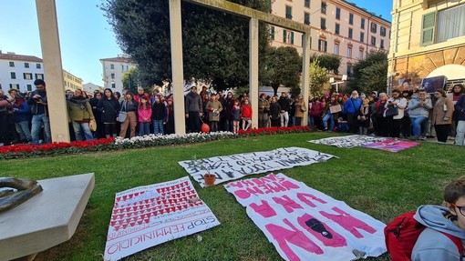 Savona, una passeggiata rumorosa per dire no ai femminicidi e in memoria di Nadia, Danjela e Etleva (FOTO)