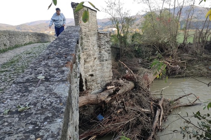 Il ponte romano resiste alla furia del Bormida, simbolo di resilienza per la comunità di Rocchetta Cairo