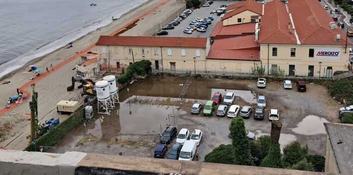 Savona, il parcheggio di Villa Pizzardi ancora in gran parte inutilizzabile a causa di cantieri e allagamenti