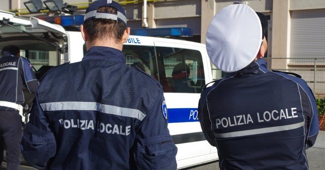 Nuovo codice della strada, passa con il rosso in via Stalingrado: prima patente ritirata dalla polizia locale