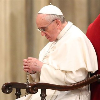 Nella foto papa Francesco in preghiera