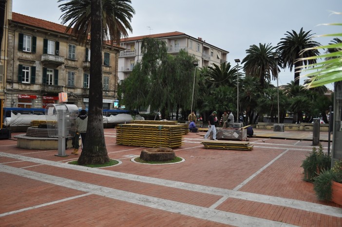 Albenga: sotto l&amp;#039;albero ecco la pista di pattinaggio (f