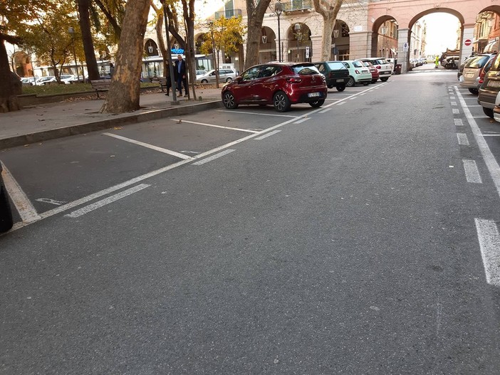 Savona, parcheggi dei residenti vuoti in piazza del Popolo: insorgono i non savonesi