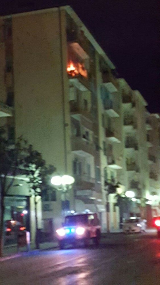 Principio di incendio su un balcone ad Albenga (FOTO e VIDEO)