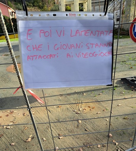 Restyling campo Ravezza, la protesta di Natale dei bimbi di Celle: &quot;E noi ora dove andiamo? Poi vi lamentate che stiamo attaccati ai videogiochi&quot;