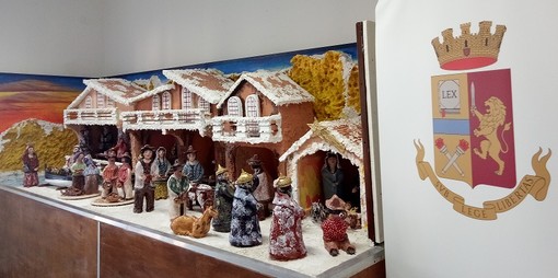 Inaugurato in Questura il presepe realizzato dal ceramista albissolese Paolo Giallombardo