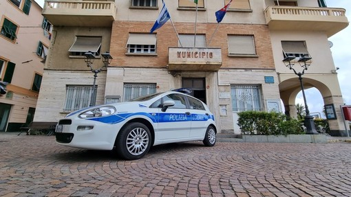 Albissola, lo fermano per un controllo e scoprono che ha una patente falsa polacca: denunciato dalla polizia locale