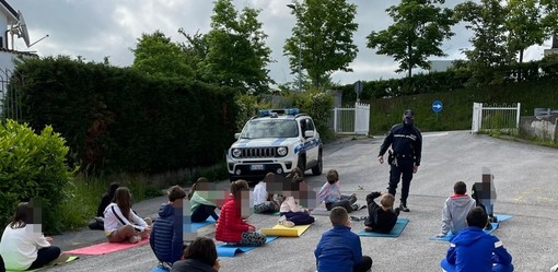 Educazione stradale e civica: la polizia locale di Carcare incontra gli studenti delle scuole medie