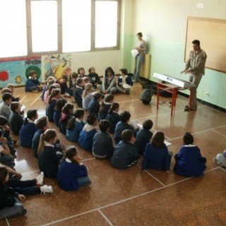 Dai bambini di Laigueglia un aiuto alla Scuola di San Felice Emilia