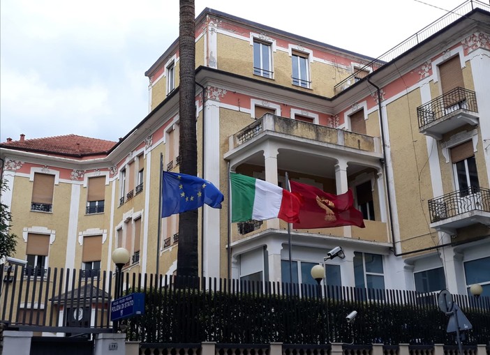 Avvicina le sue vittime chiedendo informazioni turistiche, poi tenta di svaligiare la loro casa: arrestato 40enne ad Alassio