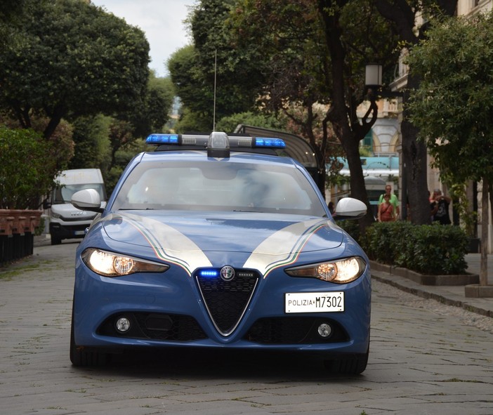 Fermato dalle Volanti per un controllo, tenta di disfarsi della droga: arrestato un 43enne a Savona