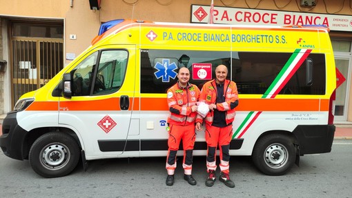 I militi che hanno assistito la donna nel parto (foto pagina Facebook &quot;Croce Bianca Borghetto Santo Spirito&quot;)