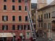 Finale Ligure, pompieri in azione con l'autoscala in piazza Vittorio Emanuele