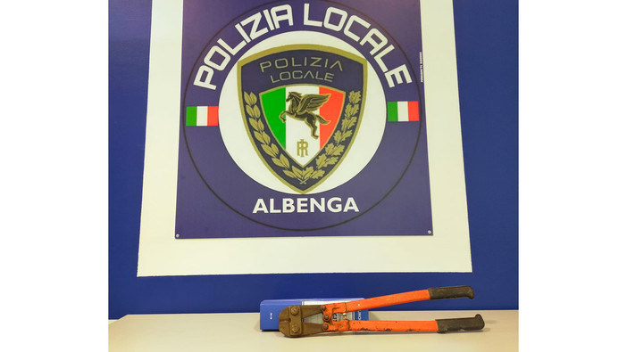 Albenga, coppia in dolce attesa deruba un commerciante dell'incasso di giornata: pizzicati dalla polizia locale