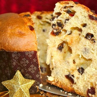 Tovo dona un panettone agli anziani del paese