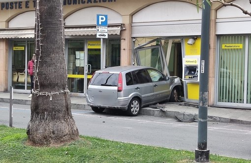 Borgio Verezzi, il 20 dicembre riapre l'Ufficio Postale: un'auto aveva sfondato la vetrata (FOTO e VIDEO)