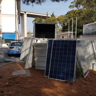 La Polizia Stradale di Imperia sequestra nell'albenganese 240 pannelli solari rubati in Puglia (FOTO)