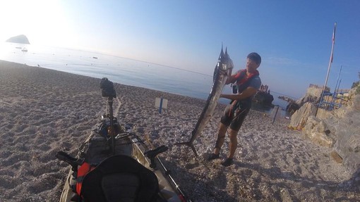 Pesca da record al largo del Finalese: un'aguglia imperiale da circa due metri (VIDEO)