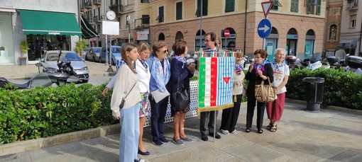 Savona, inaugurata in piazza Giulio II una panchina dedicata alle donne deportate nel campo nazista di Ravensbrück (FOTO)