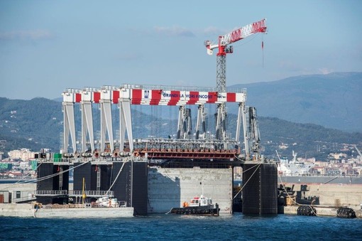 Vado, in arrivo la nave &quot;Zhen Hua 23&quot; con altre gru per la piattaforma Maersk