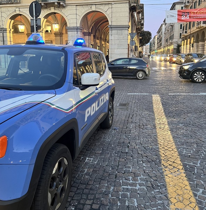 Fermato con della cocaina e una pistola a salve senza tappo rosso, a casa nascondeva altra droga: arrestato