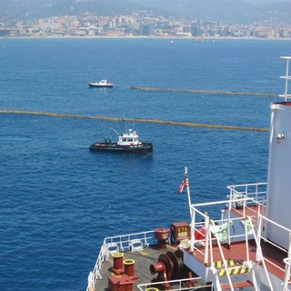 Esercitazione antinquinamento e antincendio su una petroliera ormeggiata al campo boe Sarpom