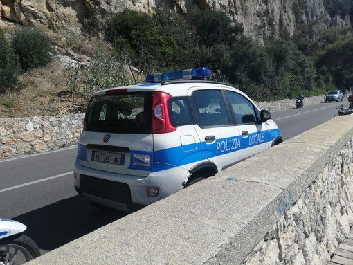 Investono un ciclista a Varigotti sol furgone e scappano: turisti francesi denunciati dalla Polizia locale
