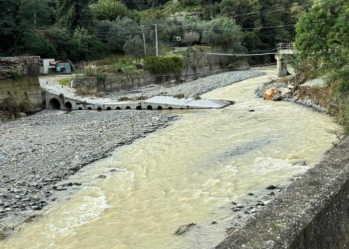 Quiliano, spazzata via una parte del ponte provvisorio di via Tecci. Il sindaco: &quot;Bisogna trovare una soluzione&quot;