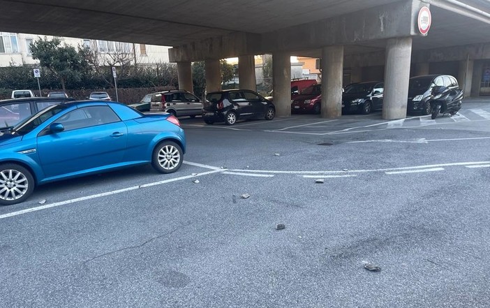 Quiliano, si staccano pezzi di cemento dal cavalcavia. Un residente delle Murate: &quot;Andata bene che non passava nessuno, che inizino i lavori&quot; (FOTO)