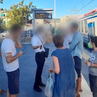 Pietra Ligure, treno in ritardo di 55 minuti, si attende la riparazione di un passaggio a livello