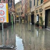 Mareggiata a Celle, ordinanza di chiusura al transito dei veicoli nel centro: proseguono gli interventi sul Ghiare