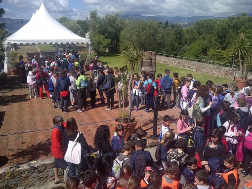 I ragazzi che hanno partecipato a Riciclolio sono stati premiati oggi sulla Fortezza del Priamar