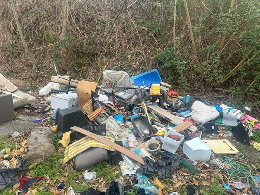 Altare, discarica a cielo aperto in un'area boschiva: indagini in corso (FOTO)