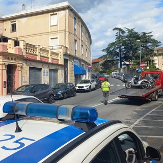 Savona, operazione della polizia municipale per la rimozione di veicoli abbandonati in città