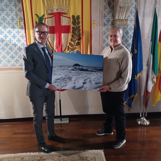 Roberto Ruaro dona una foto di Albenga al sindaco Tomatis