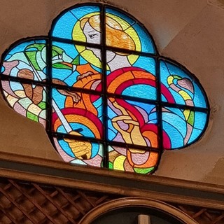 Varazze, la chiesa di San Donato risplende di nuova luce grazie ad una vetrata policroma