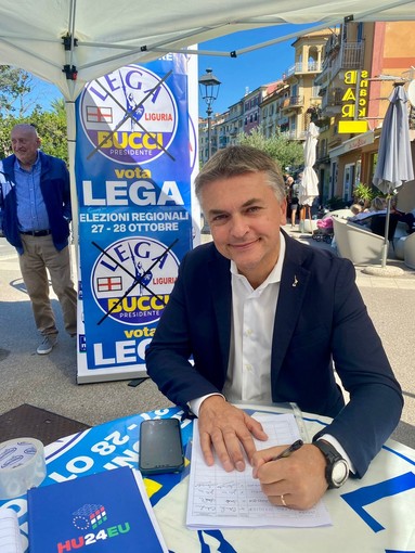 &quot;Difendere i confini non è reato&quot;, la Lega in piazza per raccolta firme a sostegno di Salvini