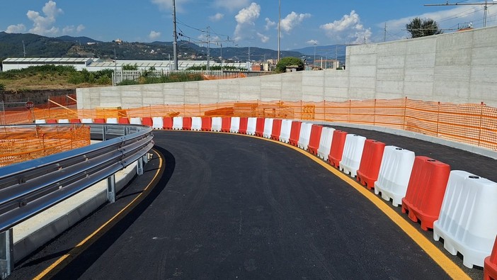 Vado Ligure, aperto al traffico il raccordo stradale tra via Sabazia e via Tecnomasio: è il primo passo verso la soppressione del passaggio a livello