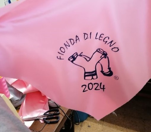 Albenga, sale l'attesa per la Fionda di Legno: il tradizionale foulard si tinge di rosa