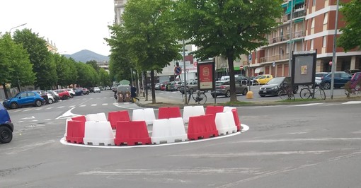 Albenga, operativa la nuova rotonda in via Milano (FOTO)