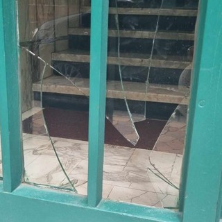 Nuovo atto vandalico a Savona: rotta la vetrata di un portone di via Pietro Giuria