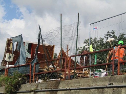 Al via la demolizione delle baracche abusive nel campo nomadi di Savona: ruspe al lavoro (FOTO e VIDEO)