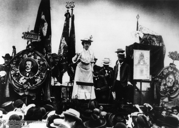 Rosa Luxemburg, rivoluzionaria comunista assassinata assieme al marito Karl Liebknecht il 15 gennaio 1919 due settimane dopo aver fondato il partito comunista in Germania.