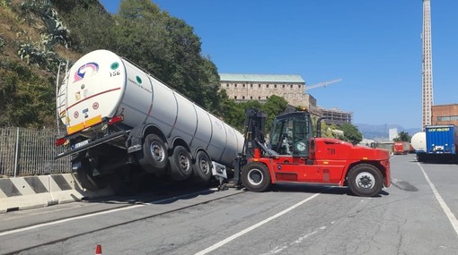 Savona, rimorchio di un camion si rovescia sotto al Priamar: intervento del personale portuale